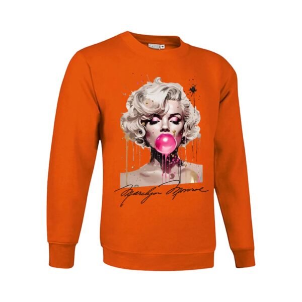 Sudadera unisex naranja con ilustración artística de una mujer rubia soplando una pompa de chicle rosa, MARILYN MONROE, con estilo de pintura salpicada y detalles modernos.
