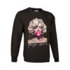 Sudadera unisex negra con ilustración artística de una mujer rubia soplando una pompa de chicle rosa, MARILYN MONROE, con estilo de pintura salpicada y detalles modernos.