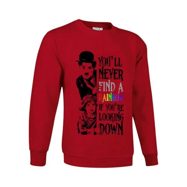 Sudadera roja con estampado en blanco y negro del personaje Charlot de Charlie Chaplin y una niña, con la frase inspiradora 'YOU'LL NEVER FIND A RAINBOW IF YOU'RE LOOKING DOWN' en colores del arcoíris