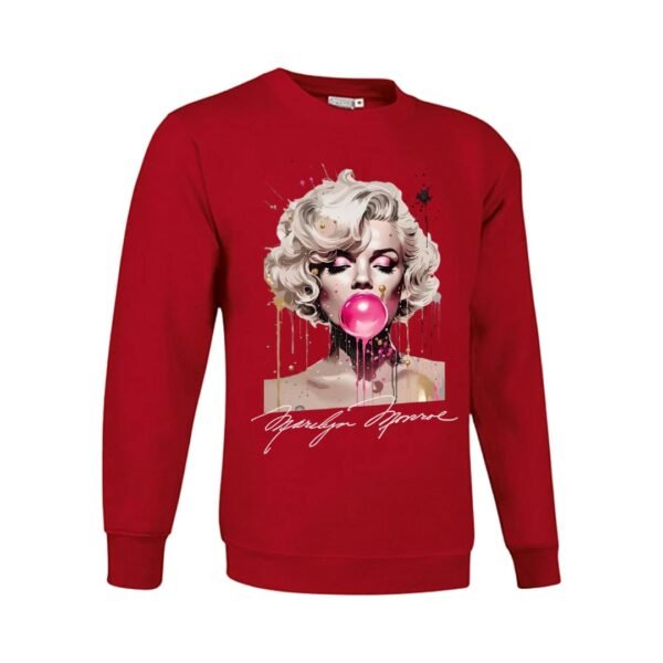 Sudadera unisex roja con ilustración artística de una mujer rubia soplando una pompa de chicle rosa, MARILYN MONROE, con estilo de pintura salpicada y detalles modernos.