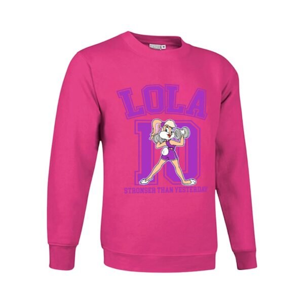 Sudadera fucsia para mujer con diseño Lola Bunny Fitness en tonos morados, con el texto “Stronger Than Yesterday”. Sudadera personalizable con nombre, confeccionada en mezcla de poliéster y algodón, ideal para regalar o lucir un estilo deportivo y divertido.