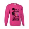 Sudadera fucsia con estampado en blanco y negro del personaje Charlot de Charlie Chaplin y una niña, con la frase inspiradora 'YOU'LL NEVER FIND A RAINBOW IF YOU'RE LOOKING DOWN' en colores del arcoíris