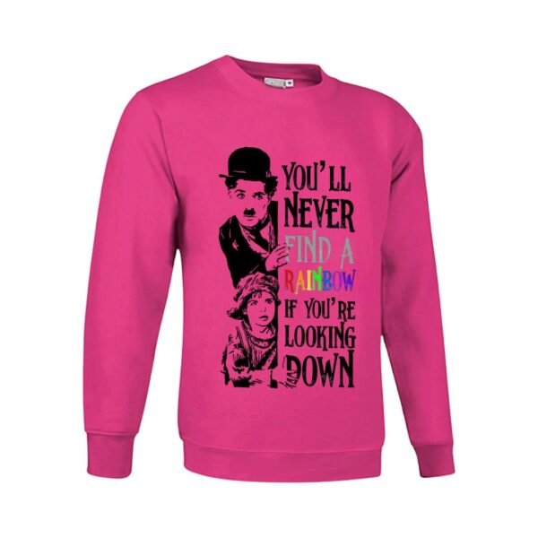 Sudadera fucsia con estampado en blanco y negro del personaje Charlot de Charlie Chaplin y una niña, con la frase inspiradora 'YOU'LL NEVER FIND A RAINBOW IF YOU'RE LOOKING DOWN' en colores del arcoíris