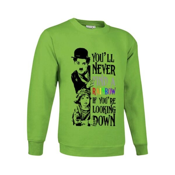 Sudadera verde pistacho con estampado en blanco y negro del personaje Charlot de Charlie Chaplin y una niña, con la frase inspiradora 'YOU'LL NEVER FIND A RAINBOW IF YOU'RE LOOKING DOWN' en colores del arcoíris