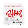 Azulejo cerámico blanco personalizado con la frase en esta casa se escuha el ULTIMO DE LA FILA conjuntamente con una raspa de diseño de color rojo