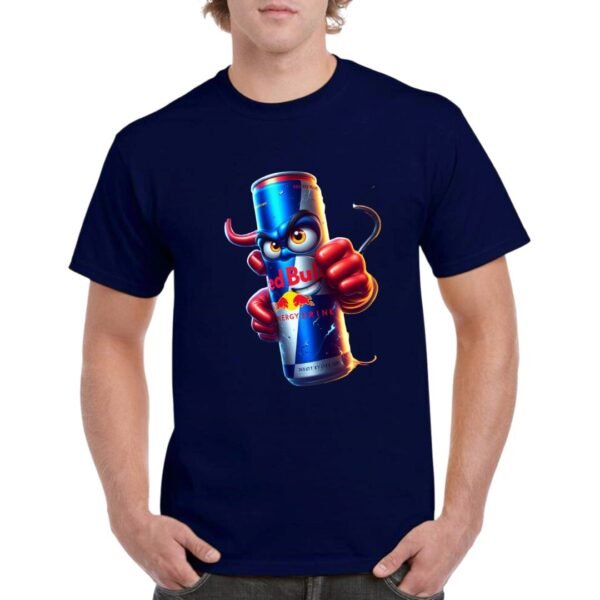 Camiseta unisex azul marino 100% algodón con ilustración colorida de una lata de Red Bull, diseño moderno y personalizable, impresión frontal o trasera