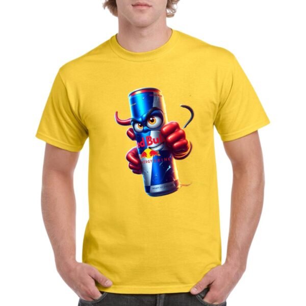 Camiseta unisex amarilla 100% algodón con ilustración colorida de una lata de Red Bull, diseño moderno y personalizable, impresión frontal o trasera