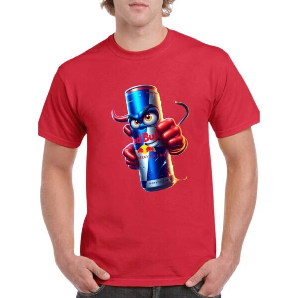Camiseta unisex roja 100% algodón con ilustración colorida de una lata de Red Bull, diseño moderno y personalizable, impresión frontal o trasera