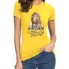 Camiseta amarilla para mujer con ilustración de SHAKIRA y la frase motivadora “Las mujeres ya no lloran, las mujeres facturan"
