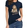 Camiseta azul marino para mujer con ilustración de SHAKIRA y la frase motivadora “Las mujeres ya no lloran, las mujeres facturan"