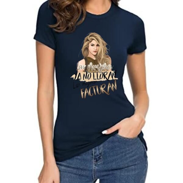 Camiseta azul marino para mujer con ilustración de SHAKIRA y la frase motivadora “Las mujeres ya no lloran, las mujeres facturan"