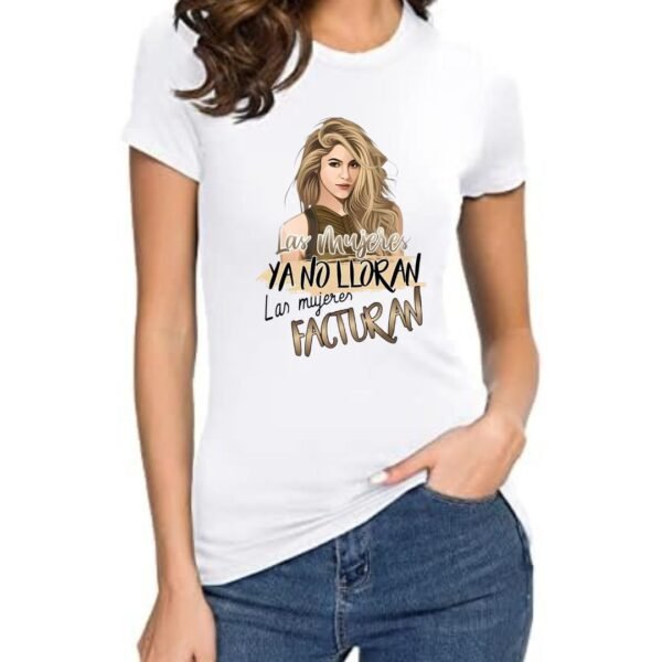 Camiseta blanca para mujer con ilustración de SHAKIRA y la frase motivadora “Las mujeres ya no lloran, las mujeres facturan"