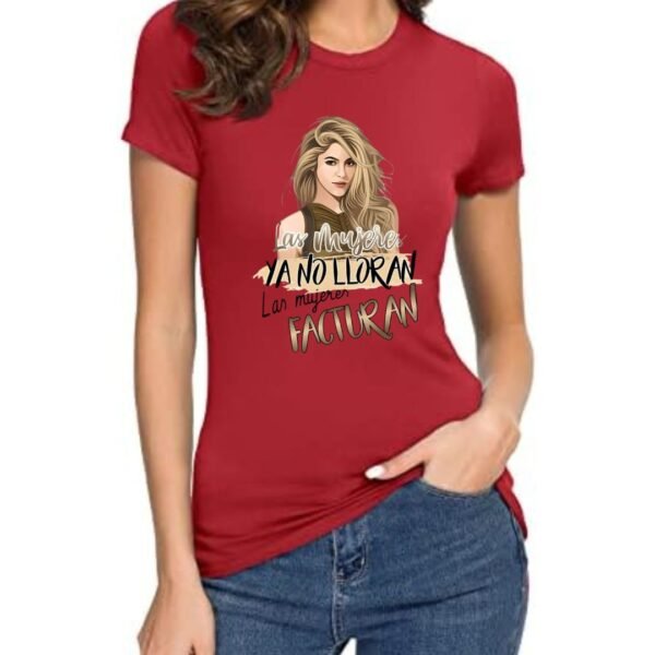 Camiseta roja para mujer con ilustración de SHAKIRA y la frase motivadora “Las mujeres ya no lloran, las mujeres facturan"