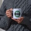 Taza cerámica blanca personalizada de 11 oz con diseño estilo cerveza, nombre y frase personalizable, apta para microondas y lavavajillas, ideal para regalo original.