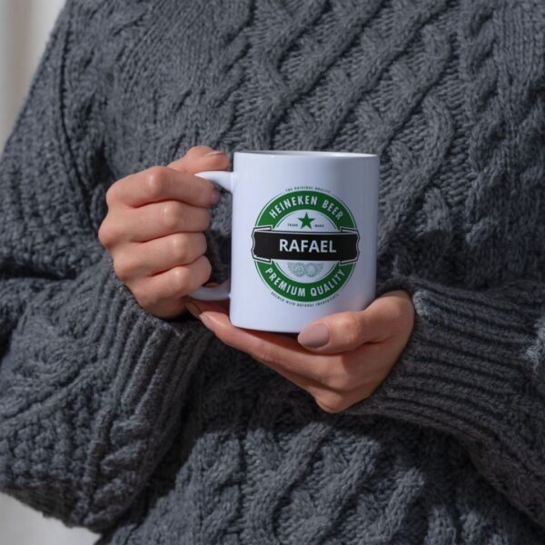 Taza cerámica blanca personalizada de 11 oz con diseño estilo cerveza, nombre y frase personalizable, apta para microondas y lavavajillas, ideal para regalo original.