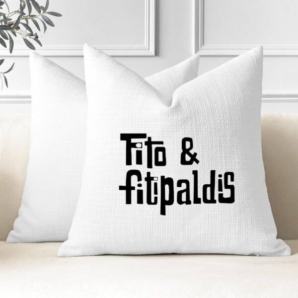 Cojín cuadrado de lino con ilustración minimalista de Fito Cabrales tocando una guitarra eléctrica roja y, en la parte trasera, texto “Fito & Fitipaldis”, diseño moderno para decoración musical.