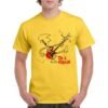 Camiseta amarillo con ilustración estilo caricatura de Fito Cabrales tocando guitarra eléctrica roja y texto “Fito & Fitipaldis” en color rojo.