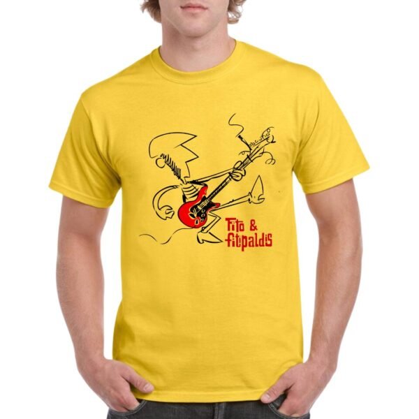 Camiseta amarillo con ilustración estilo caricatura de Fito Cabrales tocando guitarra eléctrica roja y texto “Fito & Fitipaldis” en color rojo.