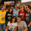 Grupo de amigos con camisetas Hombres G Gira 2026 en concierto y festival musical