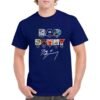 Camiseta unisex Bad Bunny con diseño de la discografía completa 2016-2025 en color azul marino. Impresión DTF de alta calidad para fans del artista.