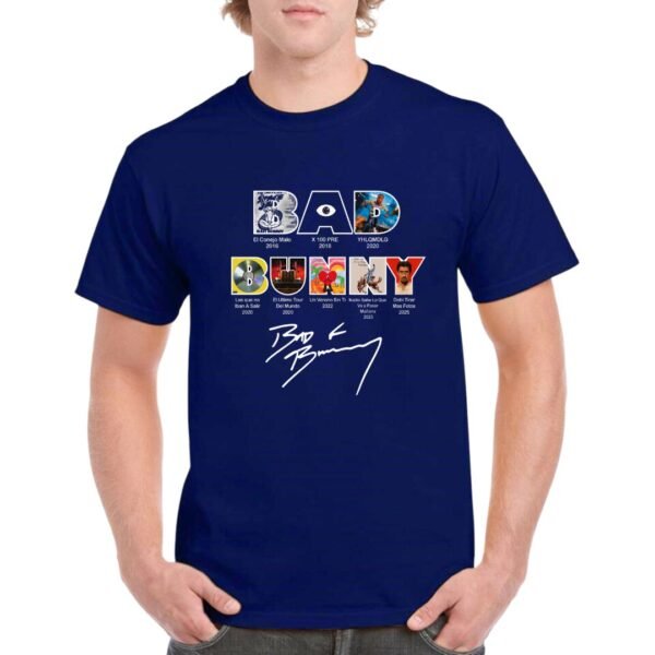 Camiseta unisex Bad Bunny con diseño de la discografía completa 2016-2025 en color azul marino. Impresión DTF de alta calidad para fans del artista.
