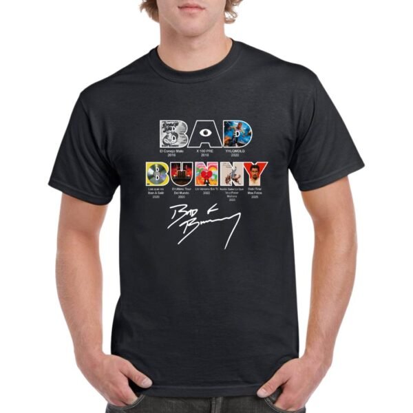 Camiseta unisex negra Bad Bunny con diseño exclusivo de todos sus álbumes desde 2016 hasta 2025. Ideal para conciertos, festivales y fans del cantante.