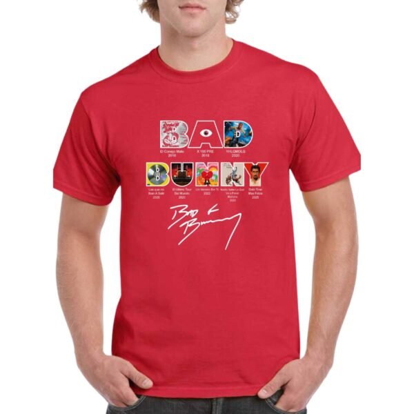 Camiseta unisex roja Bad Bunny con diseño de la discografía completa y todos los álbumes del artista. Impresión DTF premium sobre camiseta de alta calidad.