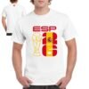 Camiseta España 2026 blanca con diseño de la Copa del Mundo, bandera de España y escudo nacional. Camiseta para aficionados al Mundial de Fútbol 2026.