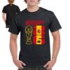 Camiseta España 2026 negra con diseño de la Copa del Mundo, bandera de España y escudo nacional. Camiseta para aficionados al Mundial de Fútbol 2026.