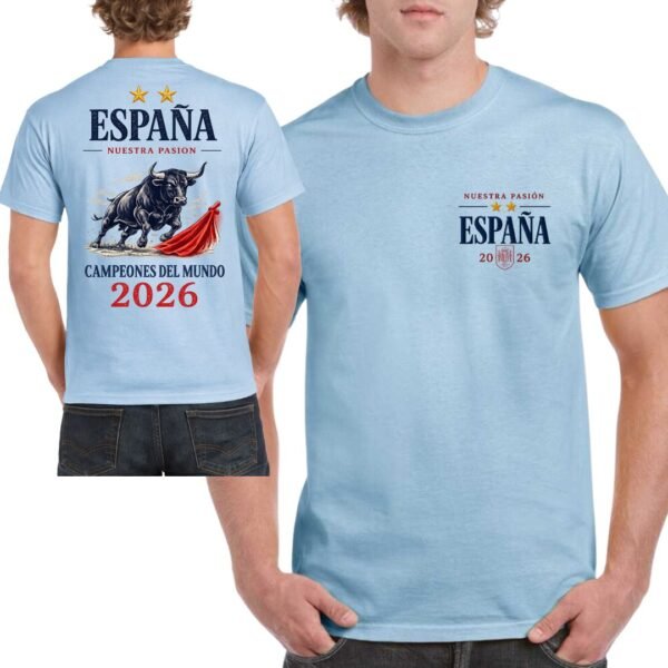 Camiseta azul celeste España Campeones del Mundo 2026 con toro bravo y capote rojo, diseño delantero y trasero.