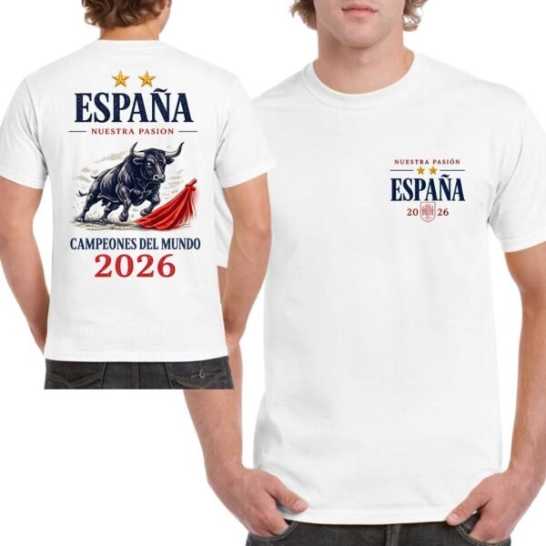Camiseta blanca España Campeones del Mundo 2026 con ilustración de toro y capote y estampado en pecho y espalda.