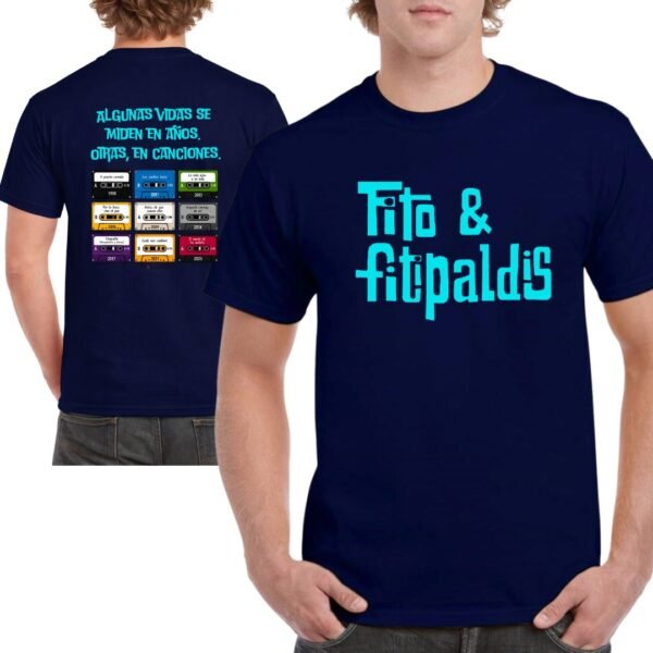 Camiseta azul marino de Fito & Fitipaldis con diseño de casetes y discografía
