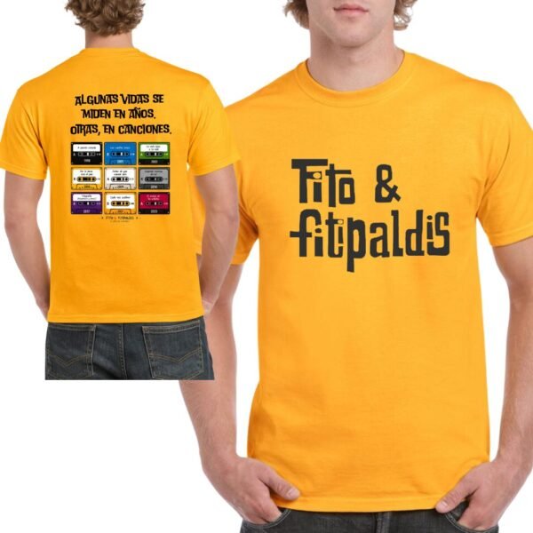 Camiseta naranja de Fito & Fitipaldis con colección de casetes en la espalda