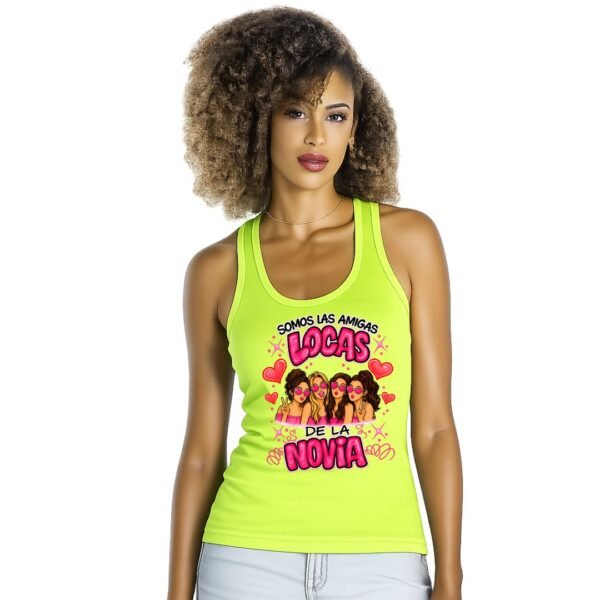 Camiseta verde lima personalizada para despedida de soltera Somos las amigas locas de la novia con diseño original y divertido.