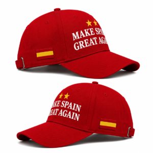 Vista lateral de gorra roja Make Spain Great Again con bandera de España lateral y diseño inspirado en Ferran Torres
