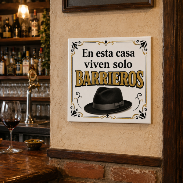 Azulejo “En esta casa viven solo Barrieros” decorando un bar rústico