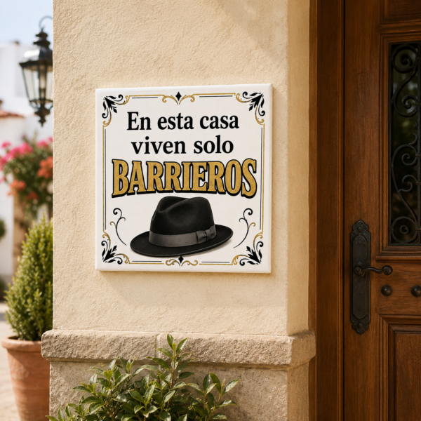 Azulejo de El Barrio colocado en la entrada de una casa