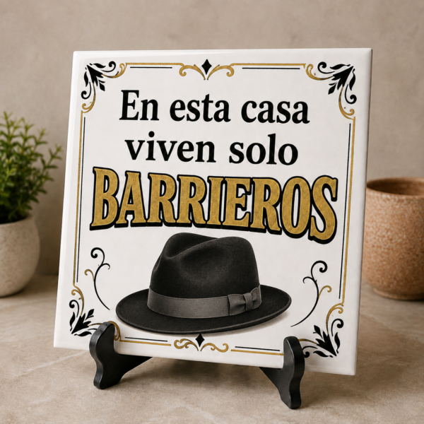 Azulejo decorativo “En esta casa viven solo Barrieros” sobre soporte
