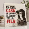 Azulejo El Último de la Fila 20x20 con frase En esta casa se escucha El Último de la Fila