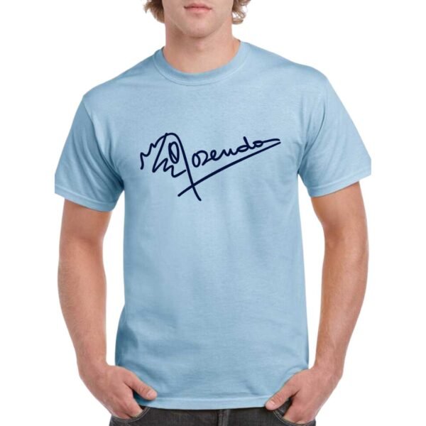 Camiseta unisex azul celeste con firma de Rosendo en color negro