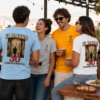 Grupo de amigos con camisetas de El Barrio Gira 30 Córdoba 2027 disfrutando en una terraza