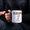 Persona sosteniendo una taza personalizada El Barrio Gira 2027