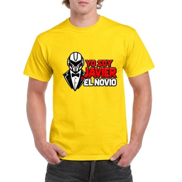 Camiseta amarilla para despedida de soltero con diseño de casco futurista y texto «Yo soy Javier el novio»