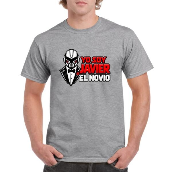 Camiseta gris para despedida de soltero con diseño de casco futurista y texto «Yo soy Javier el novio»