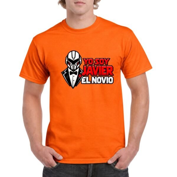 Camiseta naranja para despedida de soltero con diseño de casco futurista y texto «Yo soy Javier el novio»