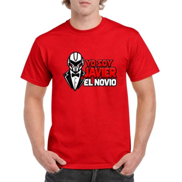 Camiseta roja para despedida de soltero con diseño de casco futurista y texto «Yo soy Javier el novio»