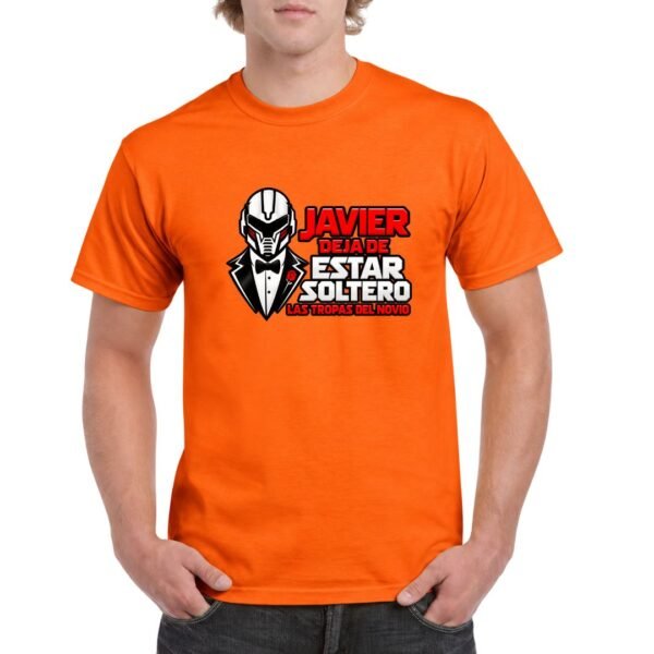 Camiseta naranja para despedida de soltero con diseño Javier deja de estar soltero, Las tropas del novio